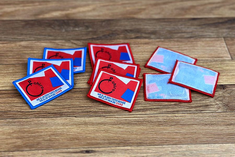 rechthoekige emblemen voor een chiro vereniging met strijklaag achteraan voor makkelijke bevestiging op kledij